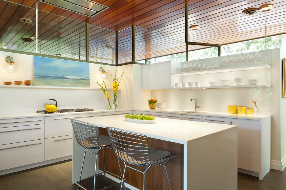 Foto di una cucina minimalista di medie dimensioni con lavello sottopiano, ante lisce, ante bianche, top in laminato, paraspruzzi bianco e pavimento marrone