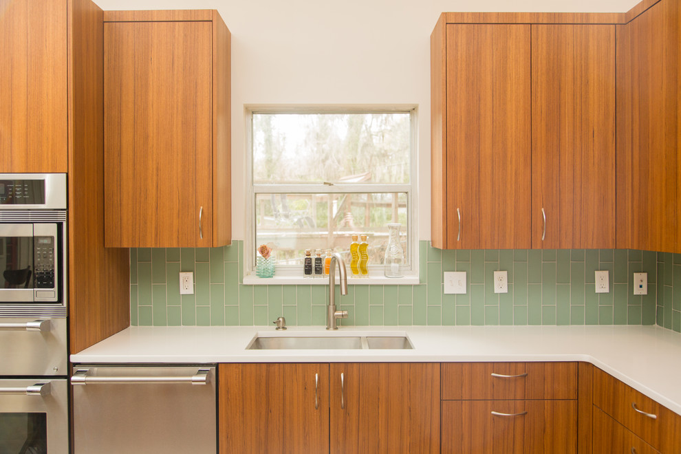Cette image montre une cuisine vintage en L et bois brun avec un placard à porte plane et îlot.