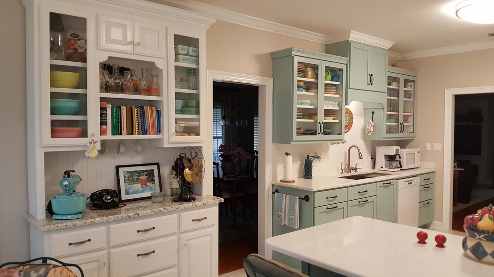 Exempel på ett mellanstort 50 tals kök och matrum, med en undermonterad diskho, skåp i shakerstil, blå skåp, bänkskiva i kvartsit, vitt stänkskydd, stänkskydd i tunnelbanekakel, vita vitvaror, klinkergolv i keramik, en halv köksö och beiget golv