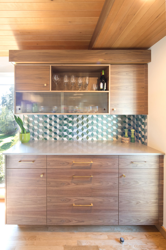 Idee per una cucina minimalista di medie dimensioni con ante lisce, ante in legno bruno, top in quarzo composito, paraspruzzi con piastrelle a mosaico e pavimento in legno massello medio