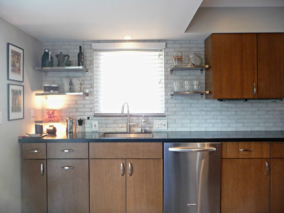 Foto på ett avskilt, mellanstort funkis kök, med en enkel diskho, släta luckor, skåp i mellenmörkt trä, bänkskiva i koppar, vitt stänkskydd, stänkskydd i terrakottakakel och rostfria vitvaror