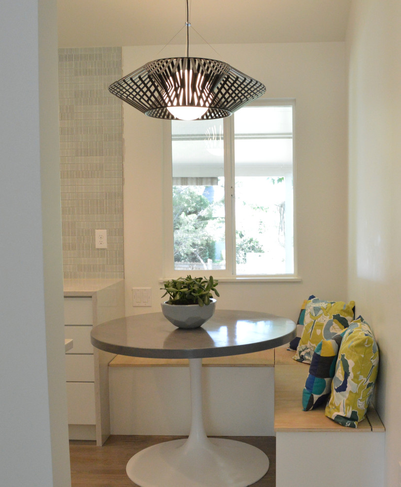 Immagine di una cucina moderna di medie dimensioni con ante lisce, ante bianche, top in superficie solida, paraspruzzi grigio, paraspruzzi con piastrelle a mosaico, elettrodomestici in acciaio inossidabile, parquet scuro e pavimento marrone