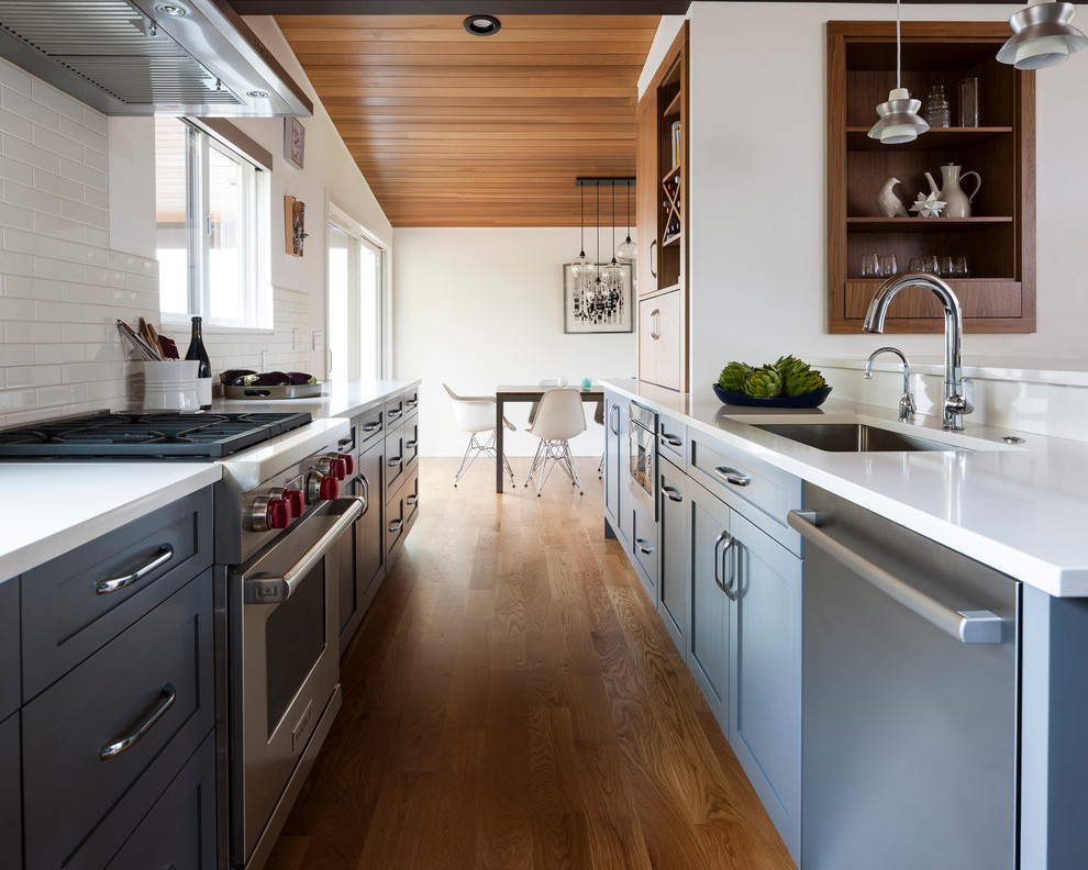 Immagine di una cucina minimalista di medie dimensioni con ante con riquadro incassato, ante grigie, top in quarzo composito, paraspruzzi bianco e paraspruzzi con piastrelle in ceramica