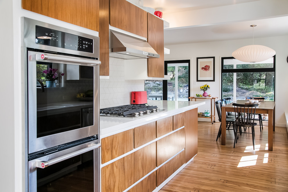 Design ideas for a retro kitchen in Los Angeles.