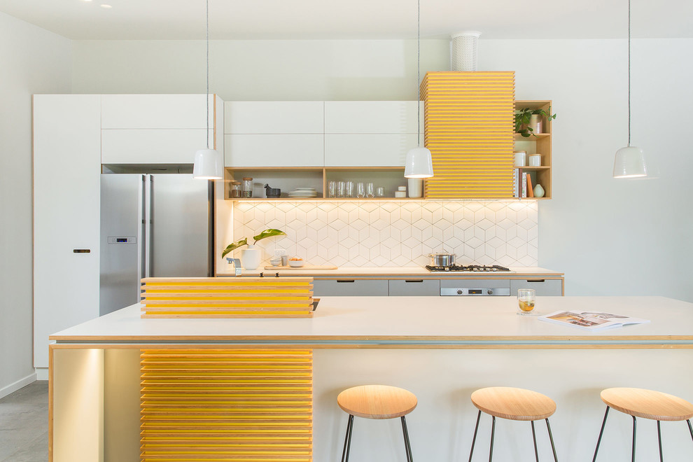 Retro Küche mit flächenbündigen Schrankfronten, weißen Schränken, Küchengeräten aus Edelstahl und Kücheninsel in Adelaide