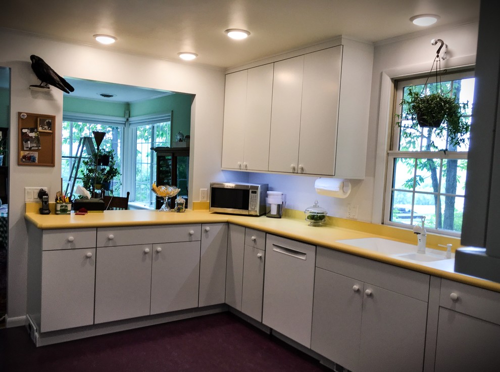 На фото: отдельная, п-образная кухня среднего размера в стиле ретро с врезной мойкой, плоскими фасадами, белыми фасадами, столешницей из ламината, белым фартуком, белой техникой, полом из линолеума и фиолетовым полом