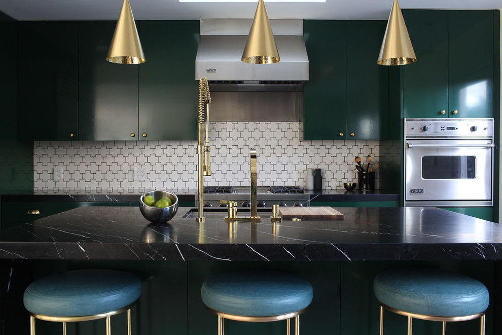 Стильный дизайн: кухня в стиле ретро с плоскими фасадами, зелеными фасадами и островом - последний тренд