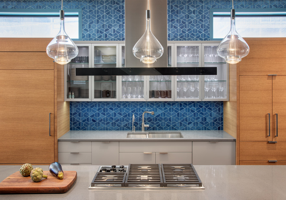 Свежая идея для дизайна: кухня в стиле ретро с двойной мойкой, стеклянными фасадами, белыми фасадами, синим фартуком и островом - отличное фото интерьера