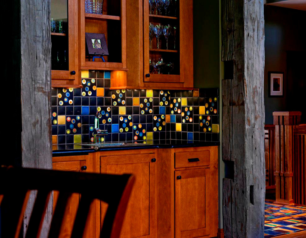 Inredning av ett retro mellanstort svart linjärt svart kök, med en enkel diskho, skåp i shakerstil, bruna skåp, granitbänkskiva, flerfärgad stänkskydd, stänkskydd i keramik, klinkergolv i keramik och flerfärgat golv
