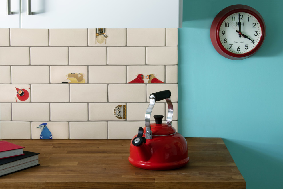 Foto di una piccola cucina moderna con ante lisce, ante bianche, top in legno, paraspruzzi bianco, paraspruzzi con piastrelle in ceramica e top marrone