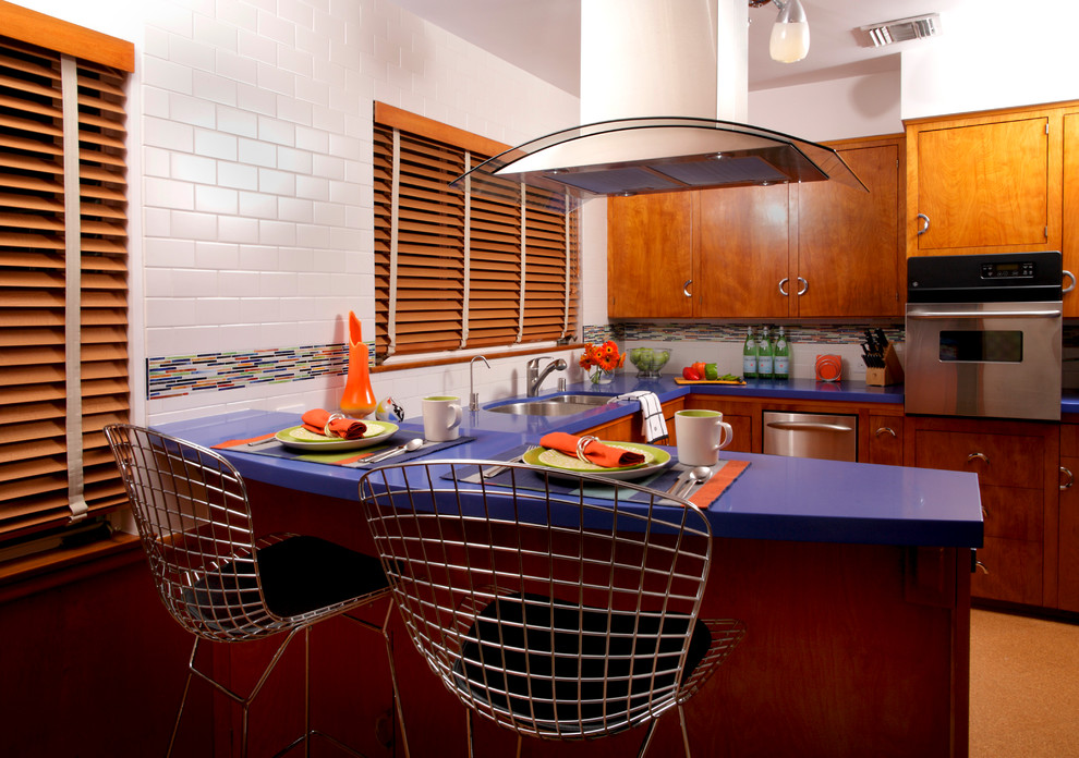 ロサンゼルスにあるお手頃価格の中くらいなミッドセンチュリースタイルのおしゃれなキッチン (ダブルシンク、フラットパネル扉のキャビネット、中間色木目調キャビネット、珪岩カウンター、白いキッチンパネル、サブウェイタイルのキッチンパネル、シルバーの調理設備、コルクフローリング、茶色い床、紫のキッチンカウンター) の写真