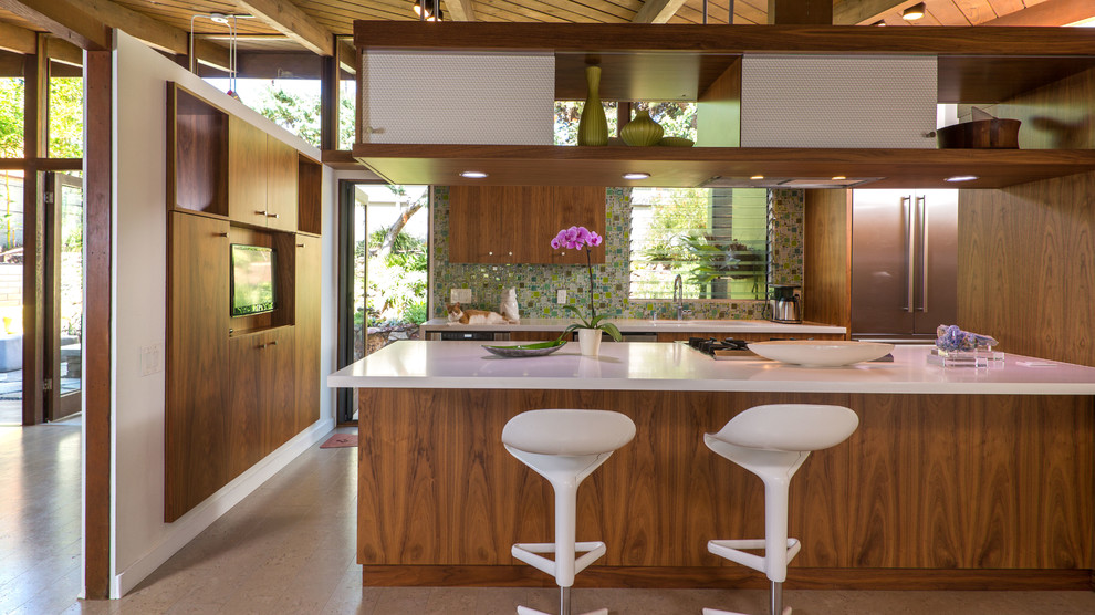 Пример оригинального дизайна: параллельная кухня среднего размера в стиле ретро с фасадами цвета дерева среднего тона, гранитной столешницей, зеленым фартуком, фартуком из стеклянной плитки и техникой из нержавеющей стали