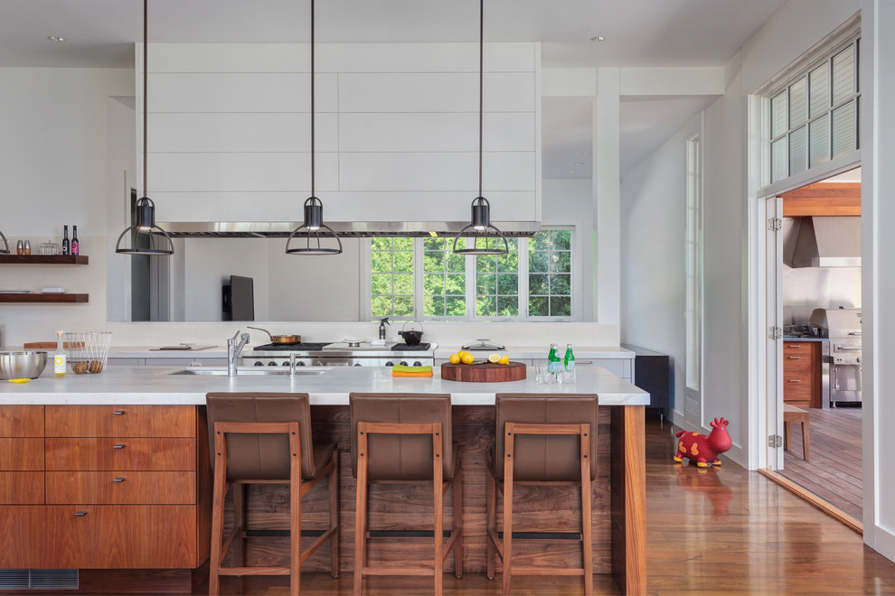 На фото: параллельная кухня в стиле неоклассика (современная классика) с врезной мойкой, плоскими фасадами и фасадами цвета дерева среднего тона
