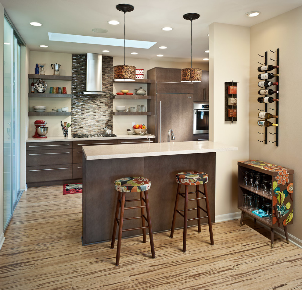 Stilmix Küche mit flächenbündigen Schrankfronten, dunklen Holzschränken, Küchenrückwand in Braun, Rückwand aus Stäbchenfliesen und Elektrogeräten mit Frontblende in Sonstige