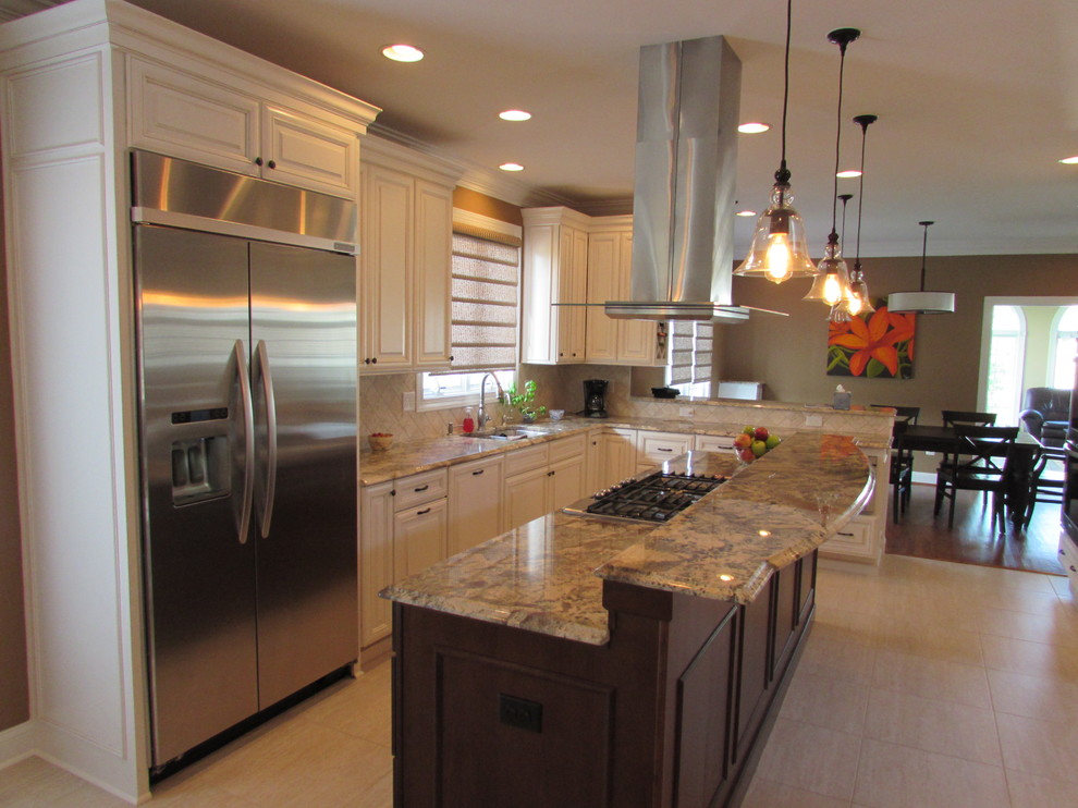 Exempel på ett stort klassiskt kök, med en undermonterad diskho, luckor med upphöjd panel, vita skåp, granitbänkskiva, beige stänkskydd, stänkskydd i keramik, rostfria vitvaror, klinkergolv i keramik och en köksö