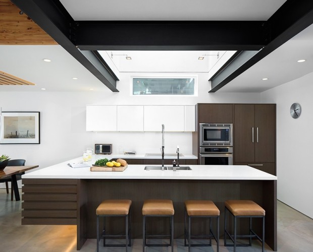 Große Moderne Wohnküche in U-Form mit Doppelwaschbecken, offenen Schränken und Küchengeräten aus Edelstahl in Vancouver
