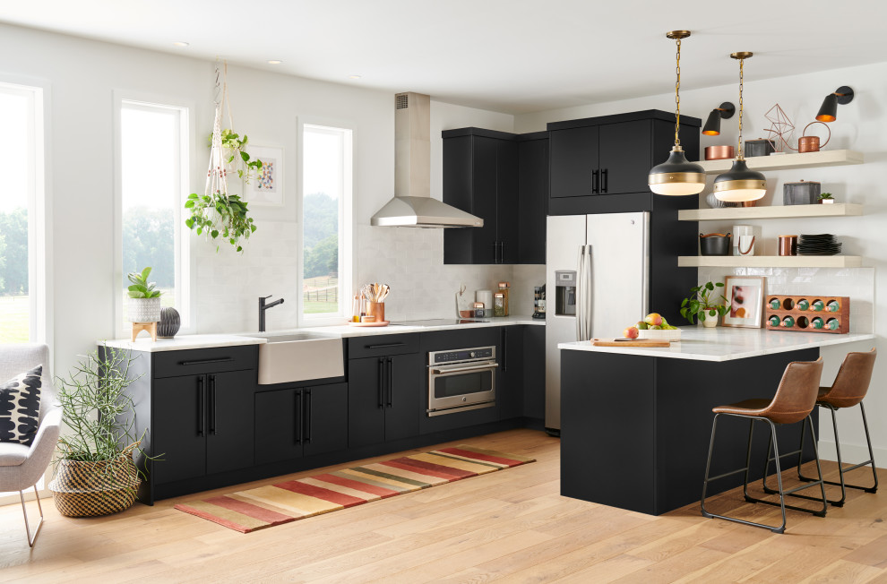 На фото: кухня в скандинавском стиле с черными фасадами и белой столешницей