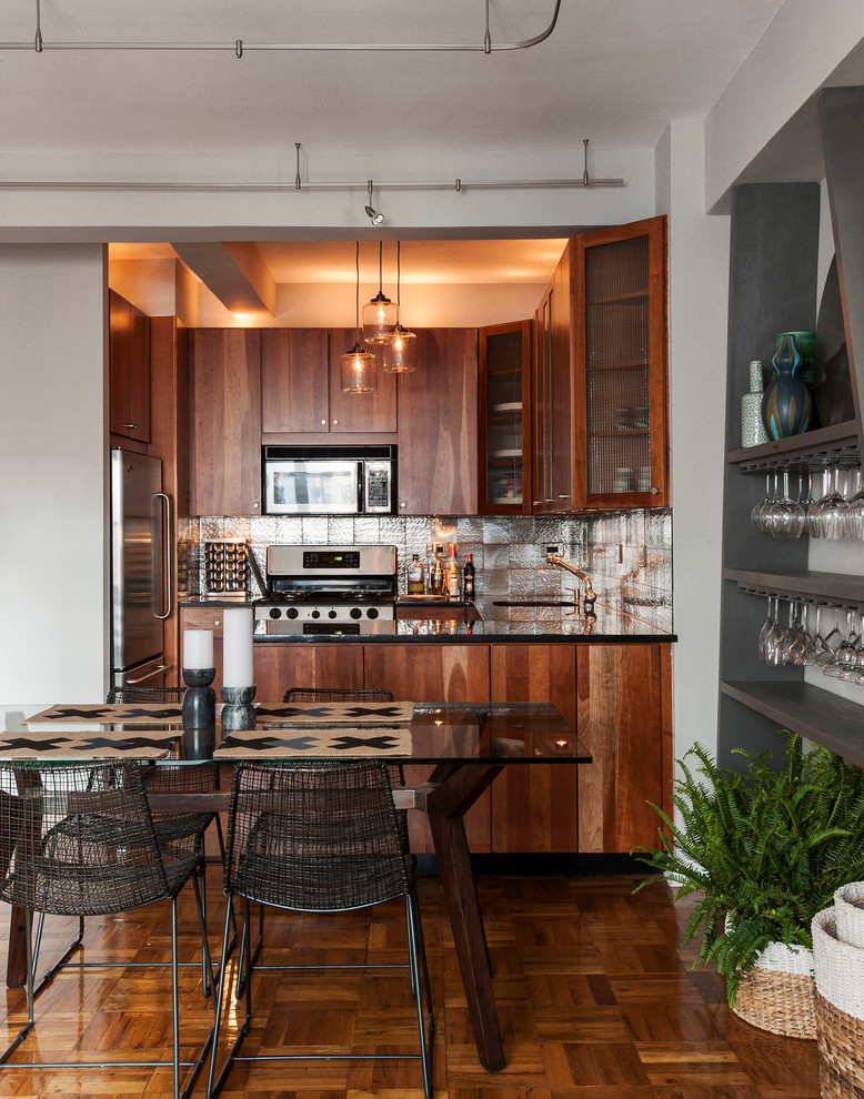 ニューヨークにあるお手頃価格の中くらいなコンテンポラリースタイルのおしゃれなキッチン (無垢フローリング、フラットパネル扉のキャビネット、中間色木目調キャビネット) の写真