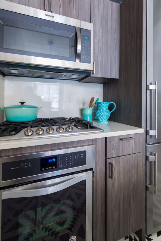 Imagen de cocina clásica renovada pequeña con armarios con paneles lisos, encimera de cuarzo compacto, salpicadero blanco y encimeras blancas