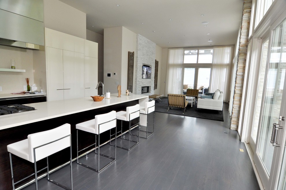 Modelo de cocina contemporánea abierta con armarios con paneles lisos, puertas de armario blancas y barras de cocina