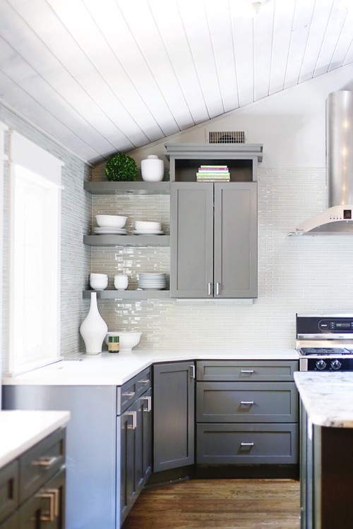 Inredning av ett retro litet kök och matrum, med en undermonterad diskho, skåp i shakerstil, grå skåp, granitbänkskiva, vitt stänkskydd, stänkskydd i glaskakel, rostfria vitvaror, mellanmörkt trägolv och en köksö