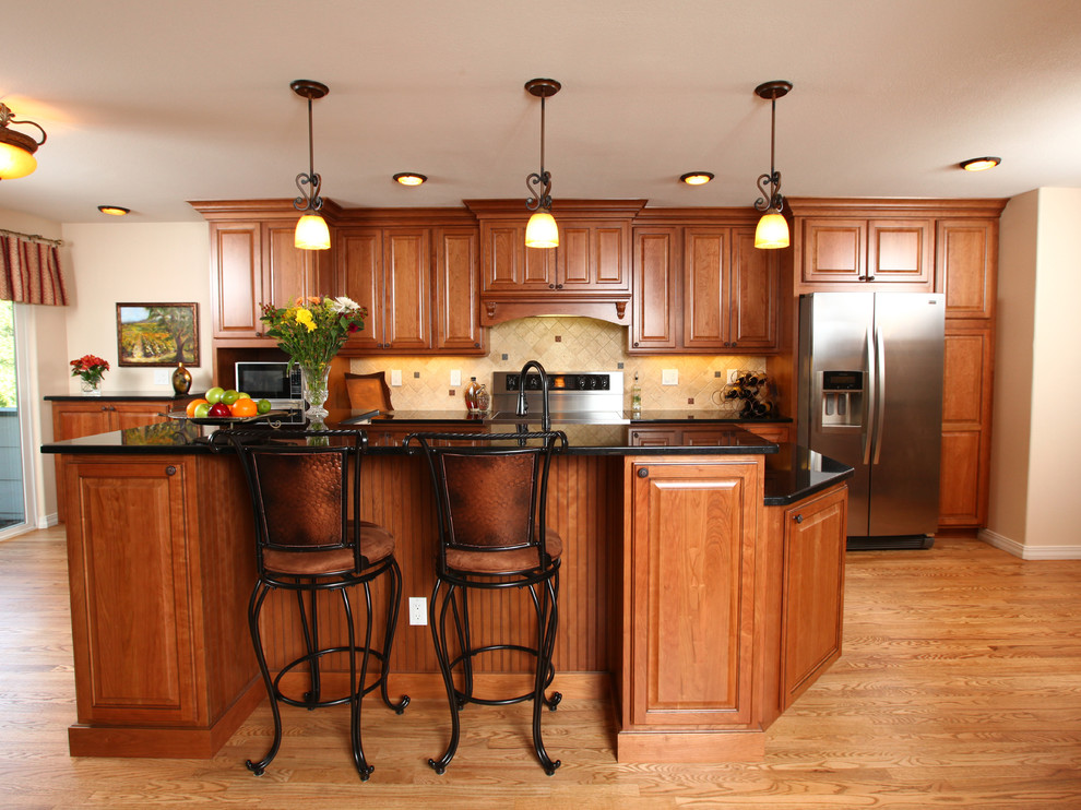 На фото: кухня в классическом стиле с фасадами с выступающей филенкой и светлыми деревянными фасадами