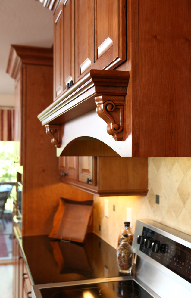 Стильный дизайн: кухня в классическом стиле с фасадами с выступающей филенкой и светлыми деревянными фасадами - последний тренд