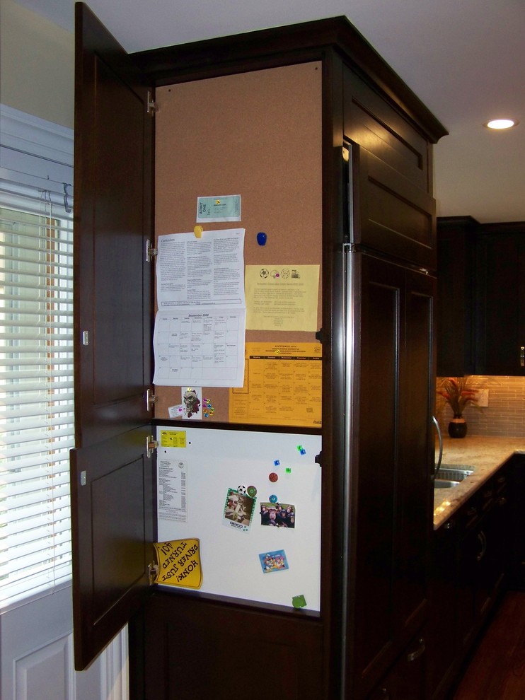 Elegant kitchen photo in Chicago