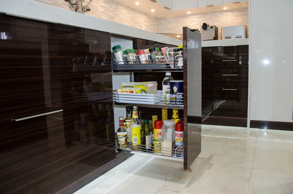 Exempel på ett stort modernt kök med öppen planlösning, med en undermonterad diskho, släta luckor, vita skåp, bänkskiva i kvarts, flerfärgad stänkskydd, stänkskydd i mosaik, rostfria vitvaror, klinkergolv i porslin och en köksö