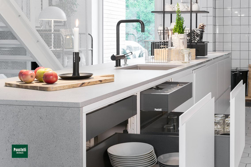 Idéer för ett mellanstort modernt grå kök, med en integrerad diskho, släta luckor, vita skåp, bänkskiva i kvartsit, vitt stänkskydd, stänkskydd i keramik, svarta vitvaror, en köksö och vitt golv