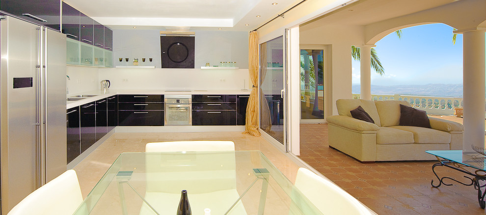 Offene, Mittelgroße Moderne Küche ohne Insel in L-Form mit Doppelwaschbecken, flächenbündigen Schrankfronten, schwarzen Schränken und Küchenrückwand in Weiß in Malaga