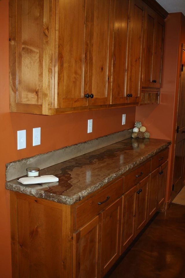 Foto di una grande cucina rustica con ante in stile shaker, top in cemento, paraspruzzi grigio e lavello integrato