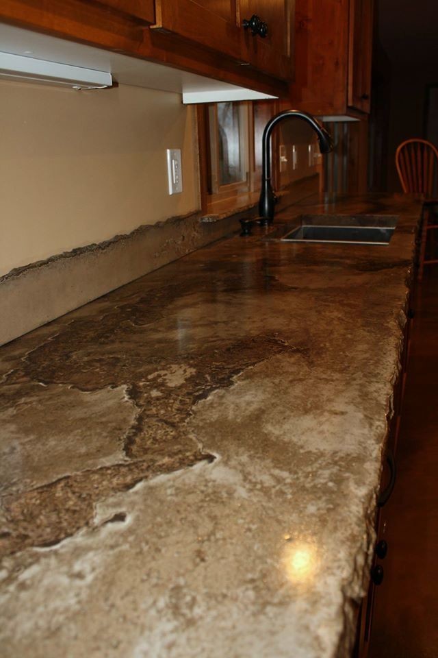 Esempio di una grande cucina rustica con lavello integrato, ante in stile shaker, top in cemento e paraspruzzi grigio