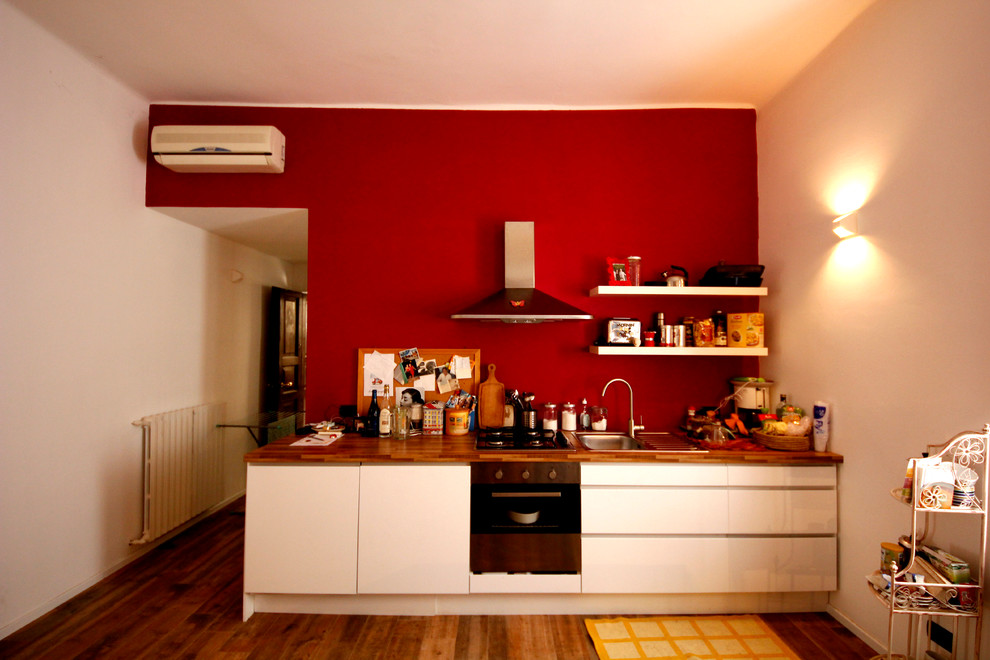 Immagine di una cucina lineare contemporanea con lavello da incasso, ante lisce, ante bianche, top in legno e elettrodomestici in acciaio inossidabile