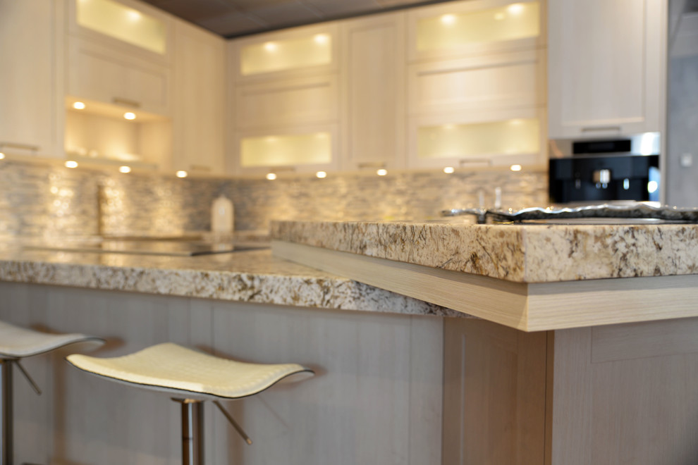 Immagine di una cucina minimalista di medie dimensioni con lavello a doppia vasca, ante lisce, ante in legno bruno, top in marmo, paraspruzzi bianco, elettrodomestici in acciaio inossidabile e parquet scuro