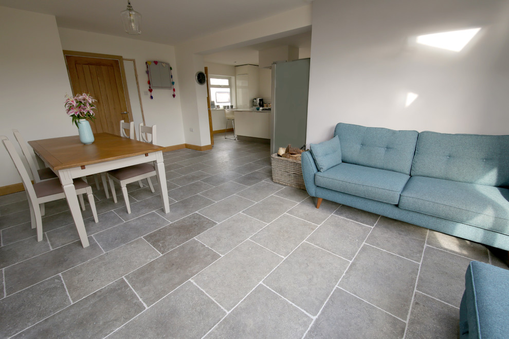 Foto di un cucina con isola centrale design di medie dimensioni con pavimento in pietra calcarea
