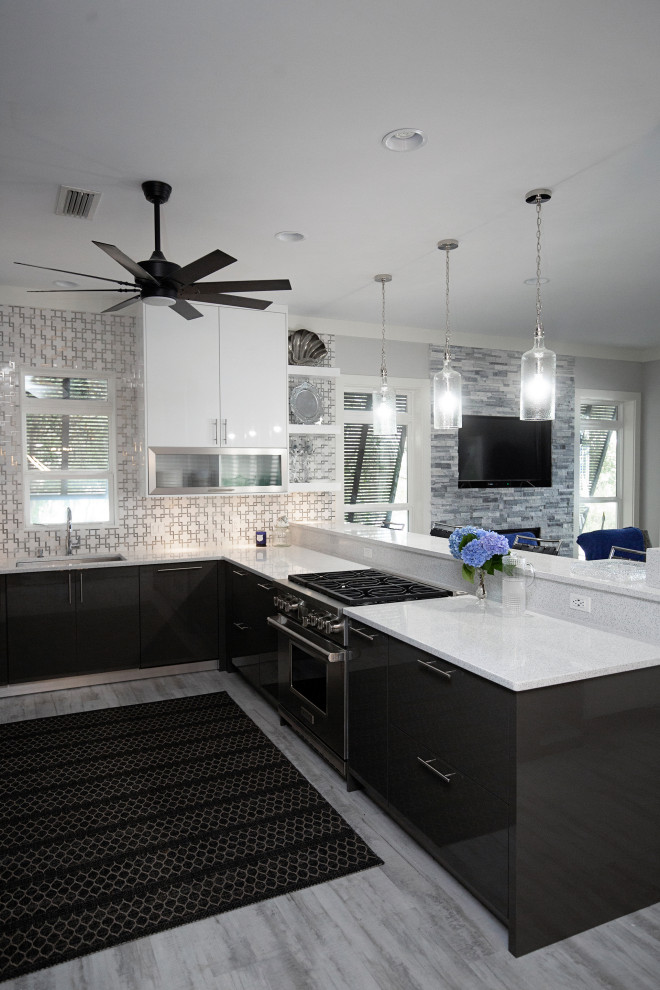 Exempel på ett mellanstort modernt vit vitt kök, med en nedsänkt diskho, släta luckor, grå skåp, bänkskiva i kvartsit, vitt stänkskydd, integrerade vitvaror, laminatgolv och grått golv