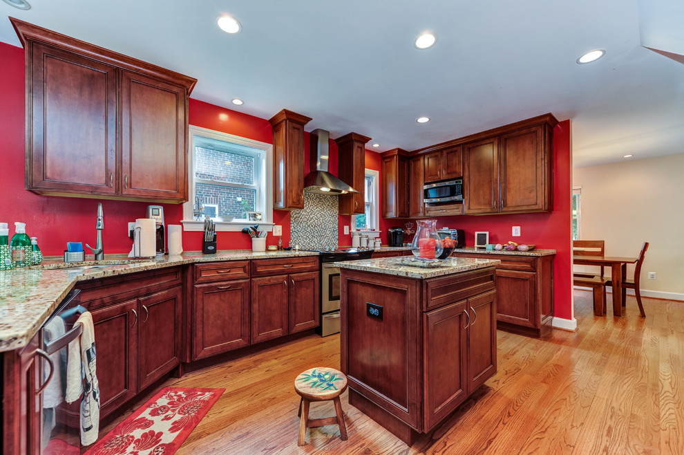 Example of a classic kitchen design in DC Metro with stainless steel appliances and granite countertops