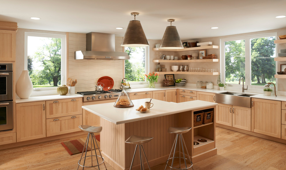 На фото: кухня в современном стиле с с полувстраиваемой мойкой (с передним бортиком), открытыми фасадами, светлыми деревянными фасадами и окном с
