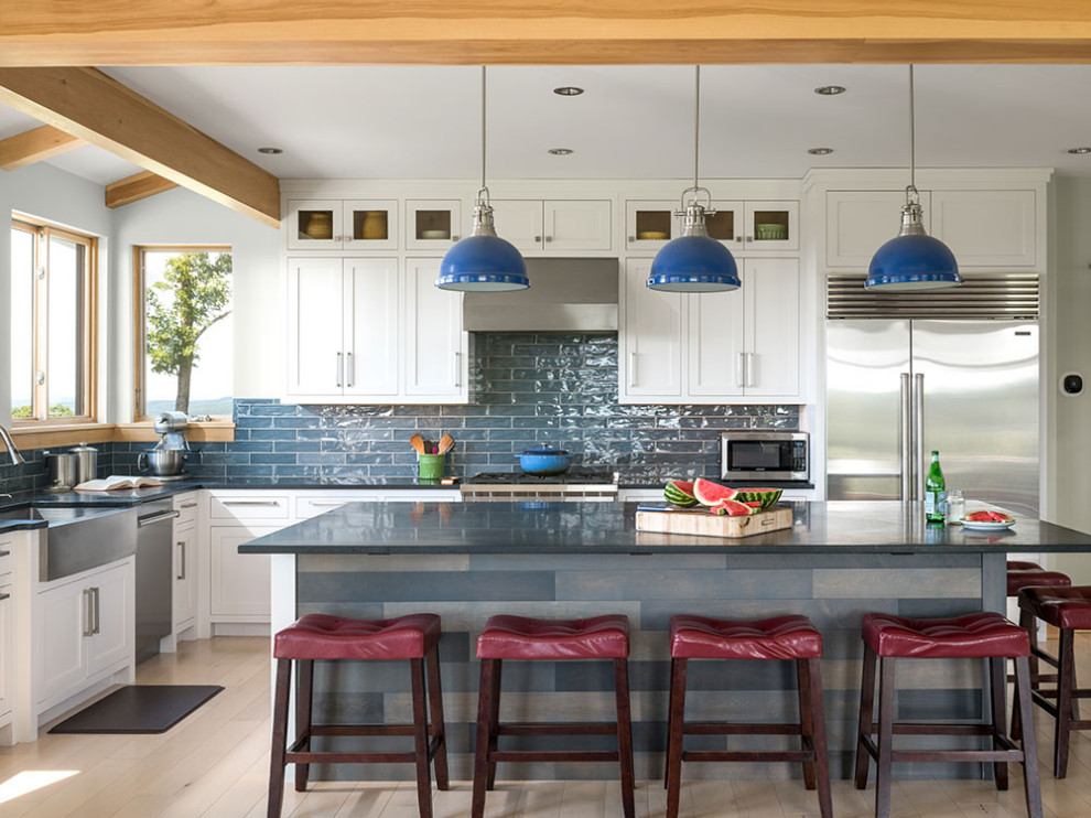 Immagine di un'ampia cucina country con ante bianche, parquet chiaro, pavimento marrone e top grigio
