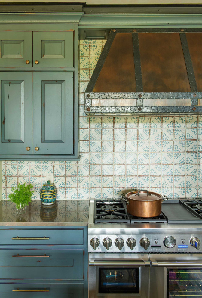Idéer för att renovera ett rustikt grå grått l-kök, med en undermonterad diskho, luckor med upphöjd panel, blå skåp, flerfärgad stänkskydd, integrerade vitvaror, mellanmörkt trägolv, en köksö och brunt golv
