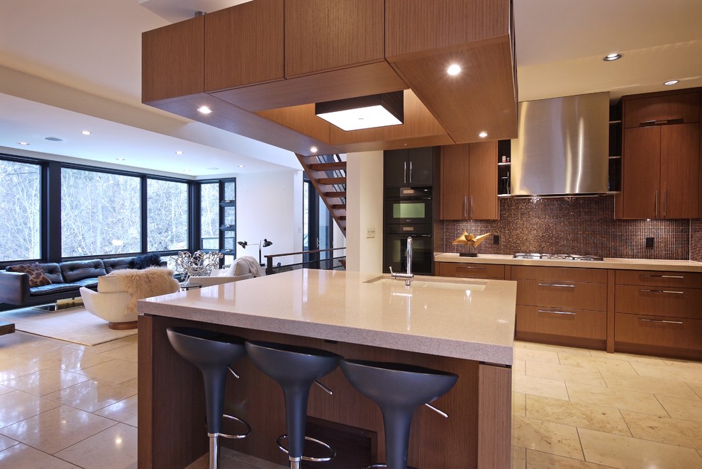 Exempel på ett mellanstort modernt kök, med en undermonterad diskho, släta luckor, skåp i mellenmörkt trä, bänkskiva i kvarts, flerfärgad stänkskydd, stänkskydd i glaskakel, svarta vitvaror, travertin golv och en köksö