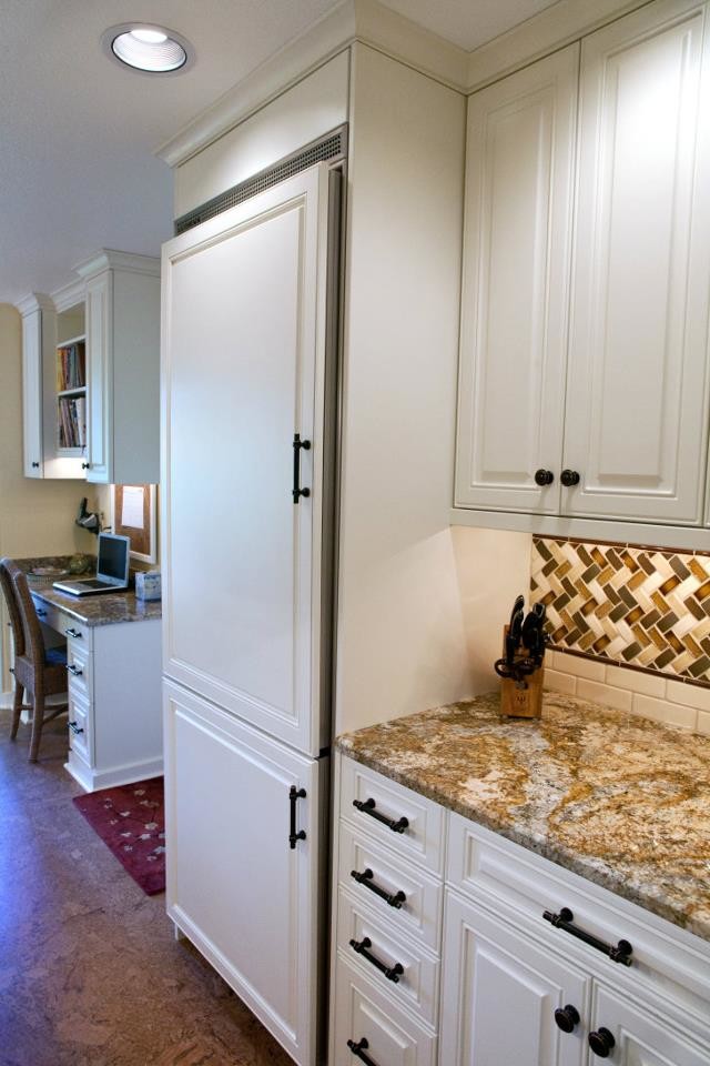 Idéer för stora vintage kök, med en rustik diskho, luckor med upphöjd panel, vita skåp, granitbänkskiva, flerfärgad stänkskydd, stänkskydd i mosaik, integrerade vitvaror, betonggolv och en köksö