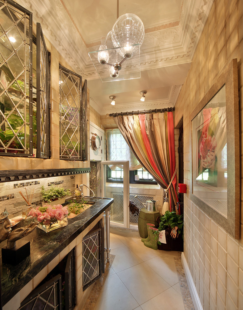 На фото: кухня в классическом стиле с стеклянными фасадами с
