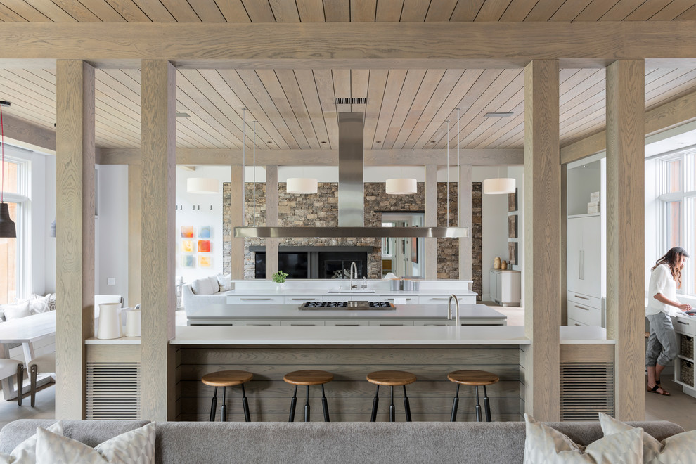 Стильный дизайн: кухня-гостиная в стиле кантри с врезной мойкой, плоскими фасадами, белыми фасадами и барной стойкой - последний тренд