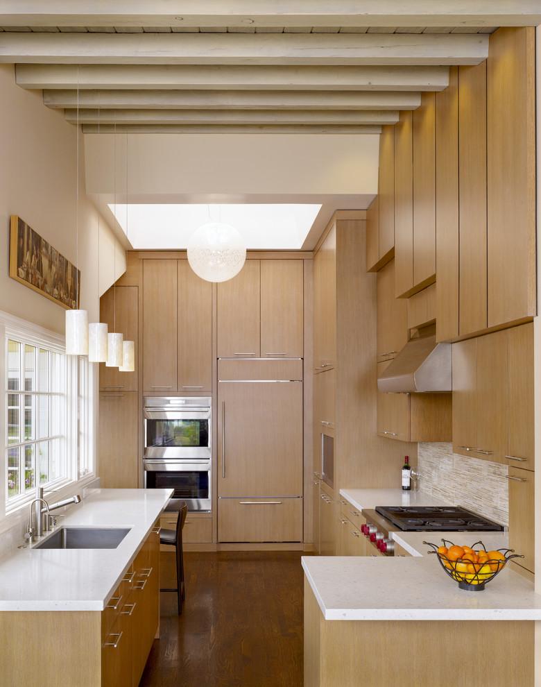 Пример оригинального дизайна: п-образная кухня в современном стиле с плоскими фасадами, фартуком из удлиненной плитки, техникой под мебельный фасад, врезной мойкой и бежевым фартуком
