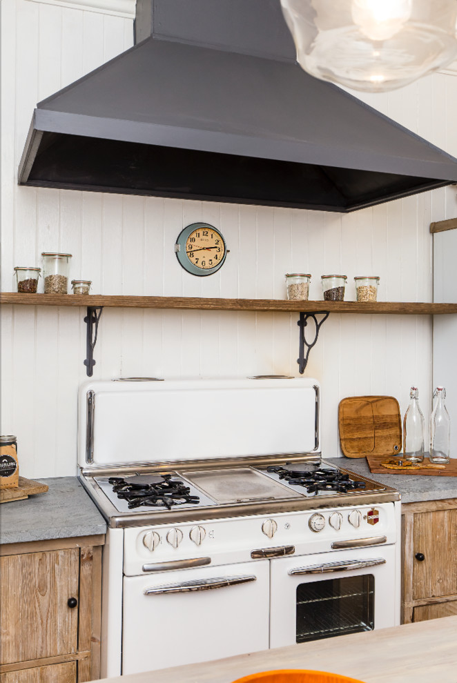 Foto di un piccolo cucina con isola centrale stile rurale chiuso con lavello stile country, ante in legno scuro, paraspruzzi bianco, paraspruzzi in legno, elettrodomestici bianchi e parquet chiaro