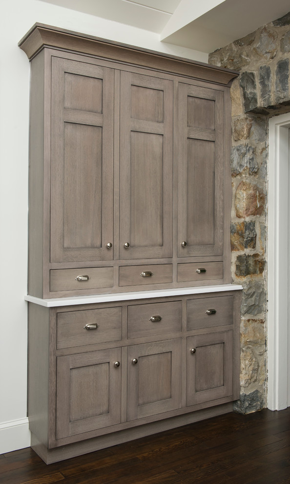Imagen de cocina campestre abierta con armarios estilo shaker, puertas de armario grises, salpicadero blanco y suelo de madera oscura