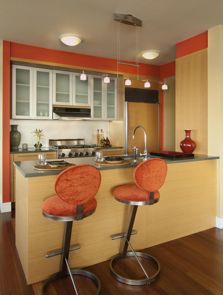 Moderne Küche mit Küchengeräten aus Edelstahl und Mauersteinen in New York