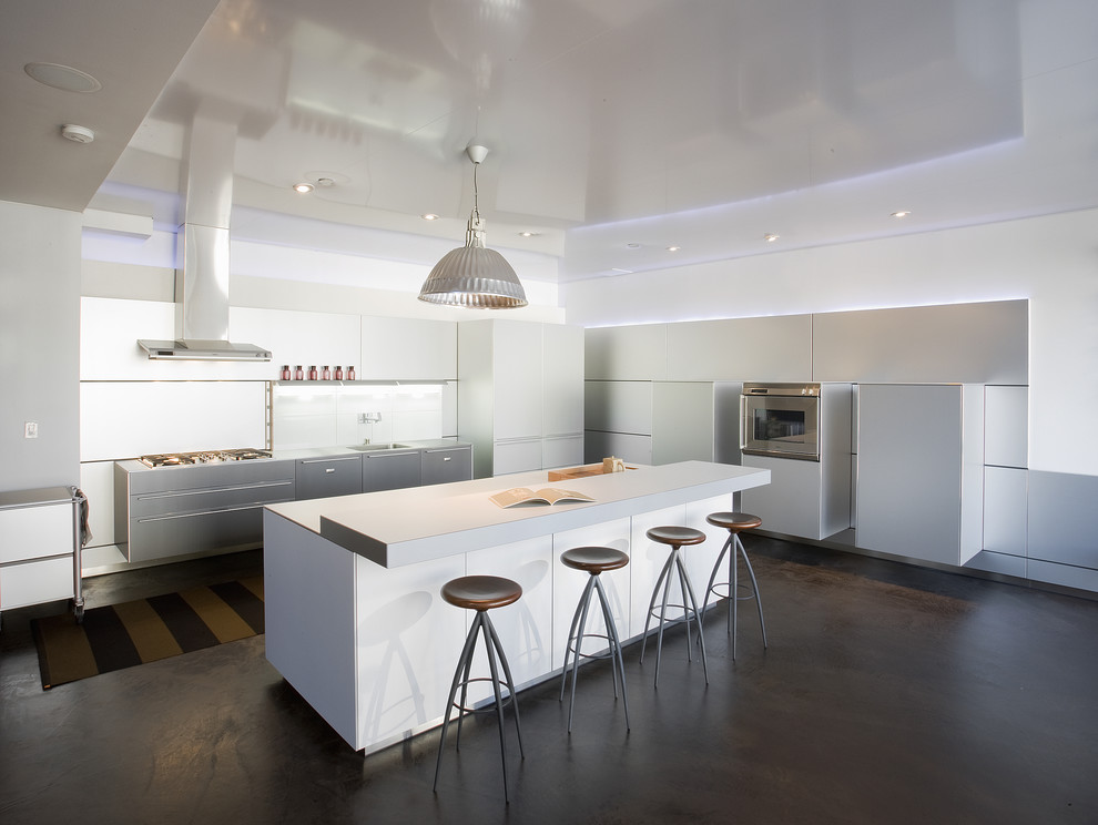 Cette image montre une cuisine encastrable design avec un placard à porte plane, des portes de placard blanches et un plan de travail en stratifié.